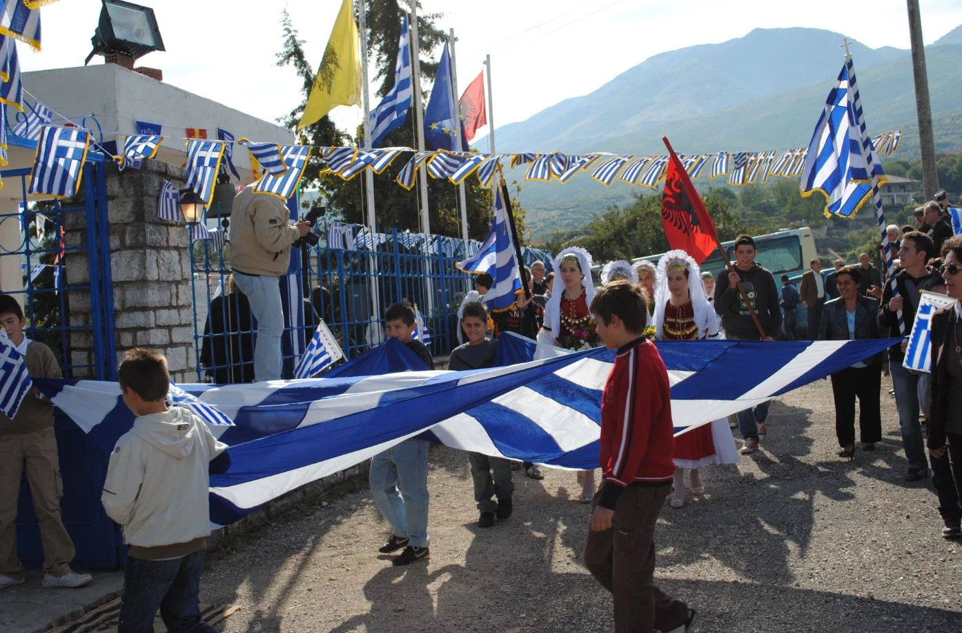 “Εθνοκάθαρση” της Ελληνικής μειονότητας από τους Αλβανούς: Γκρεμίζουν σπίτια, φυλακίζουν κόσμο – Μάχες σώμα με σώμα